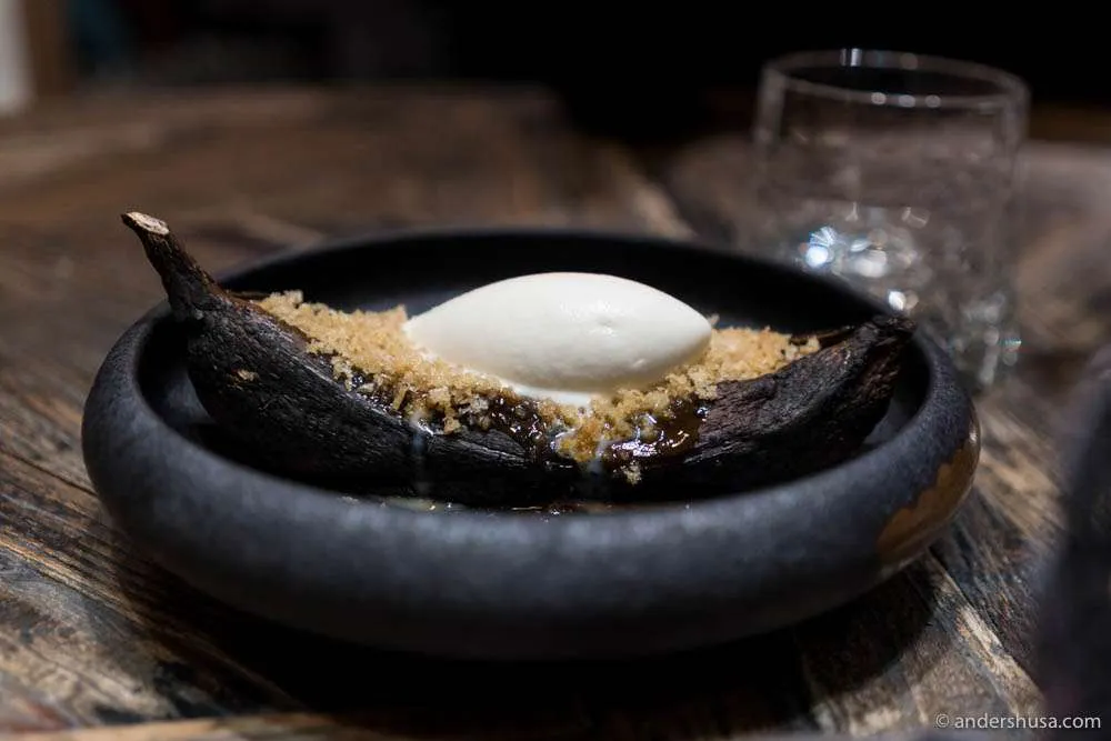 Josper-Banane mit Whiskey-Toffee-Sauce, Zitronengras-Eis und Streuseln, ein Dessert-Klassiker im NOA