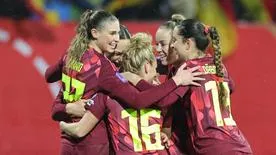 Jubelnde DFB-Frauen bei einem Fußballspiel, die Teamgeist und Erfolg symbolisieren.