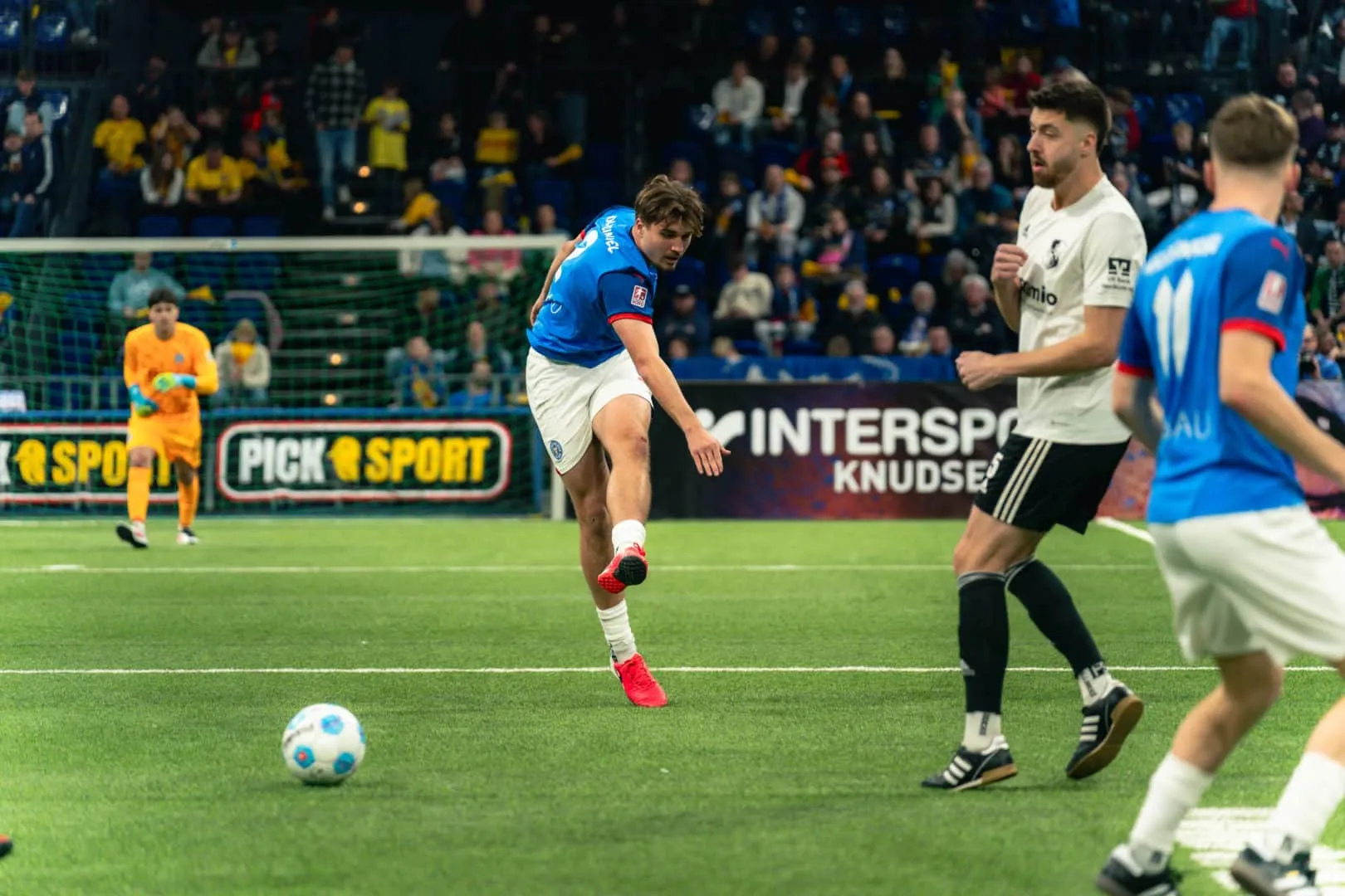 Jubelnde Spieler der Holstein Kiel U23 nach einem erfolgreichen Treffer im Turnier