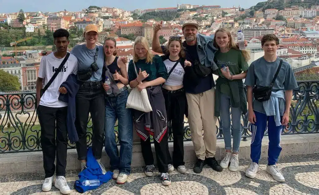 Jugendliche mit Coach vor der Kulisse Lissabon während des Roadtrip Lissabon auf Jugendreisen