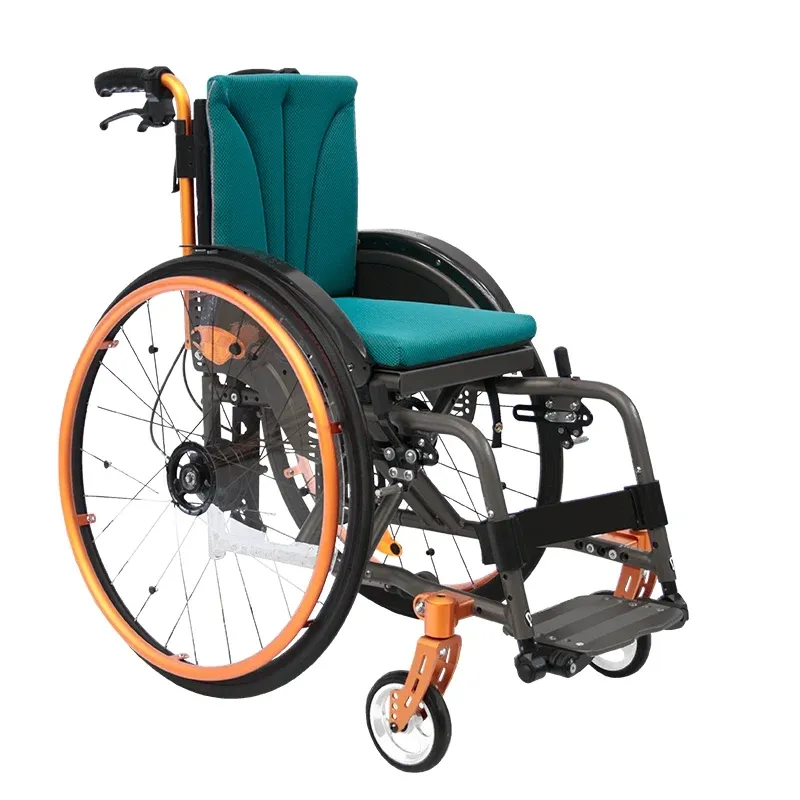 Jugendlicher im faltbaren Aktiv-Rollstuhl Jump beta Sport, der ein aktives Leben und Sport ermöglicht