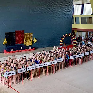 Junge Athletin mit Band bei der Rhythmischen Sportgymnastik 2022