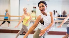Junge Frauen tanzen modernen Tanz im Fitnessstudio