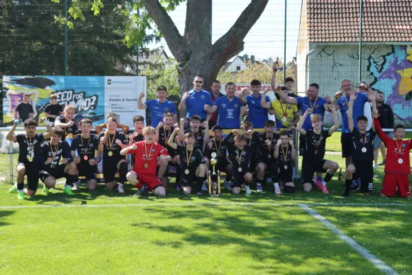 Junge Fußballspieler feiern den Sieg im Kreispokal der Junioren, ein Höhepunkt im deutschen Jugend-kfv fussball.