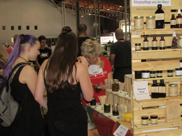 Junge Messebesucher kosten begeistert die Naturprodukte und den erfrischenden Quittensaft an unserem Stand in Wien.