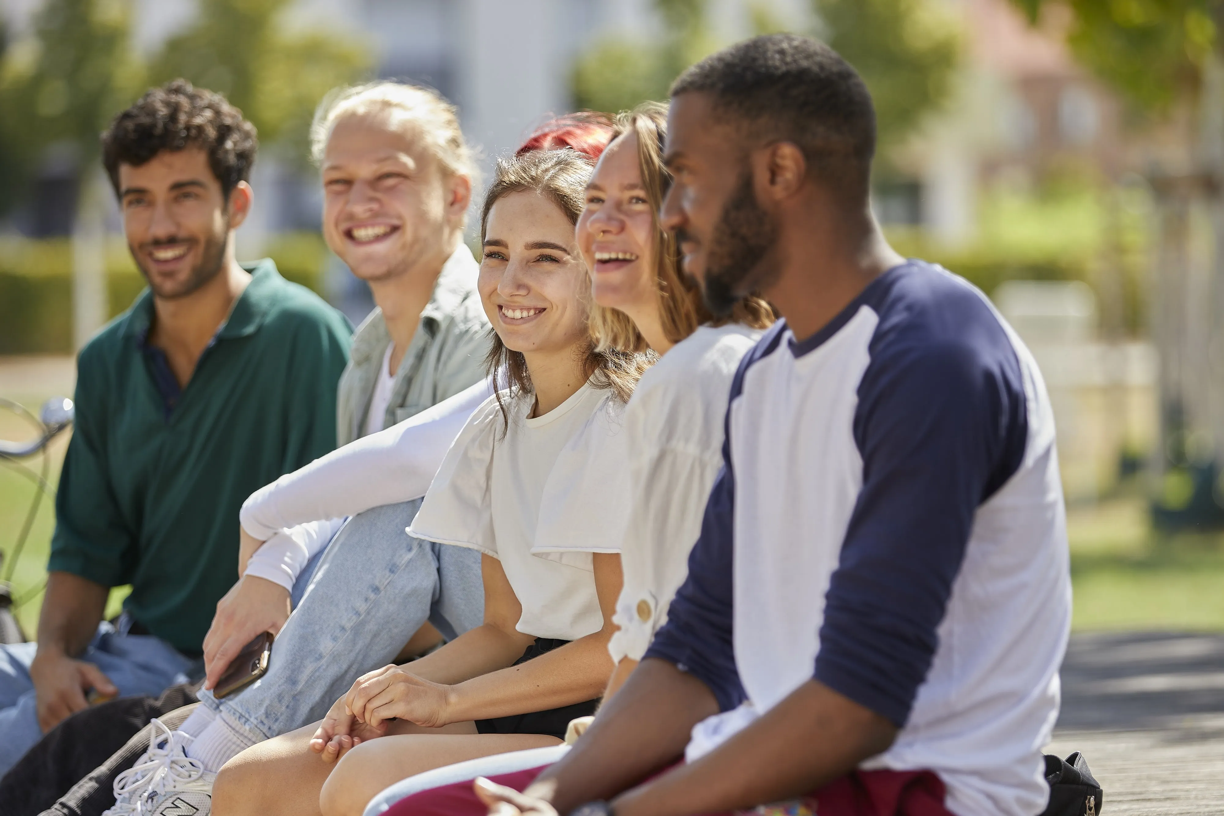 Junge Studierende diskutieren nachhaltige Lösungen an einer modernen deutschen Universität
