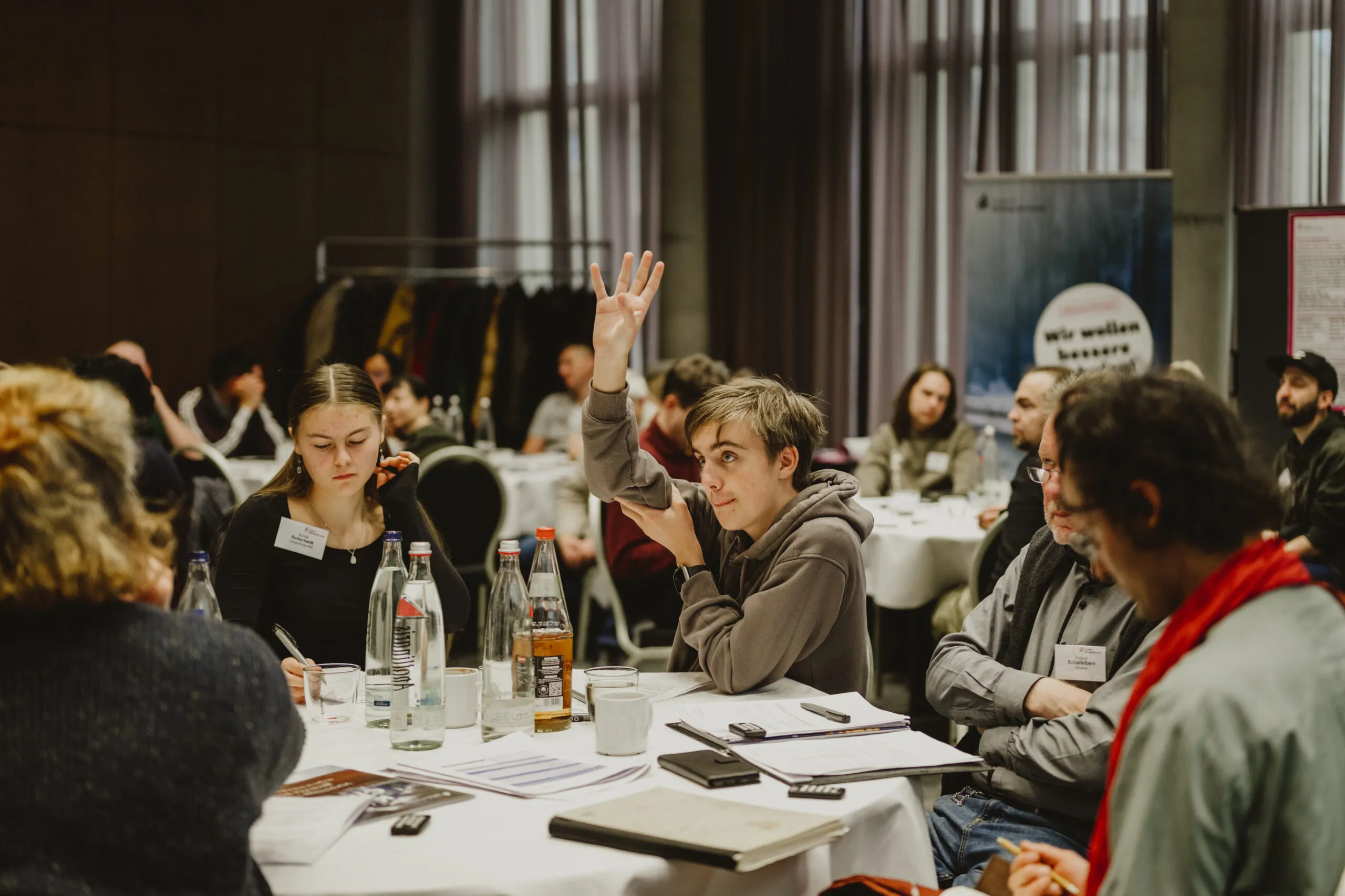 Junge Teilnehmer des Bürgerrats Bildung und Lernen in Leipzig während einer Diskussionsrunde