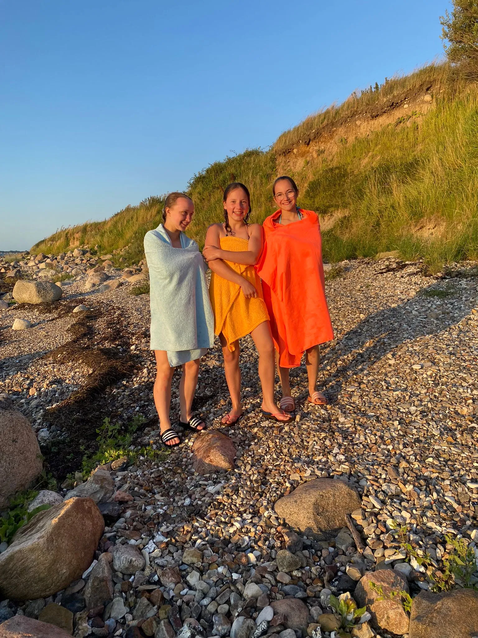 Junge Turnerin übt auf einem Air-Track im Freien während des Trainingslager Turnen