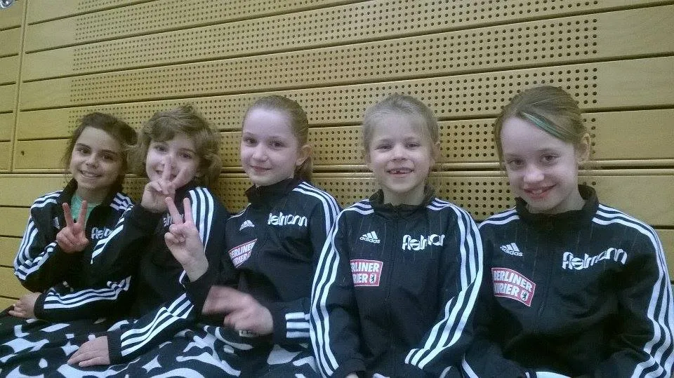 Junge Turnerinnen des TSC Berlin mit Medaillen nach dem P3-Wettkampf