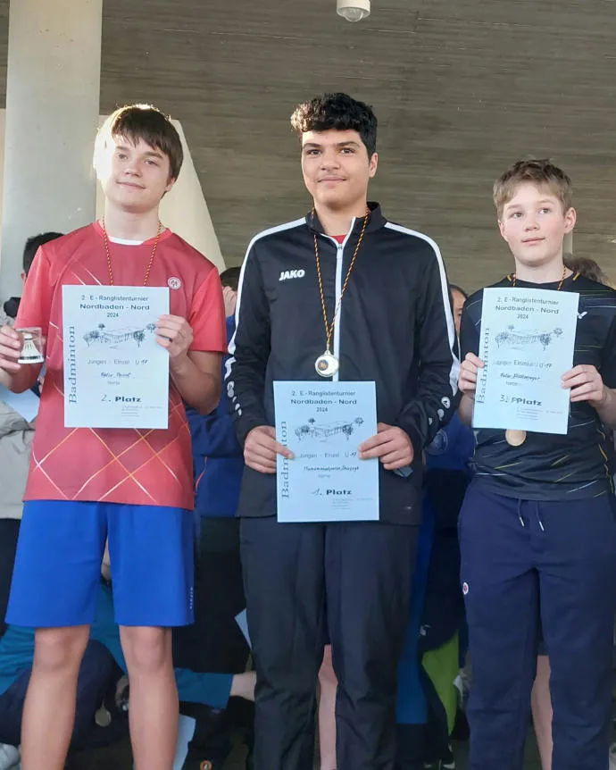 Junger Badmintonspieler des TV Pforzheim konzentriert beim Aufschlag