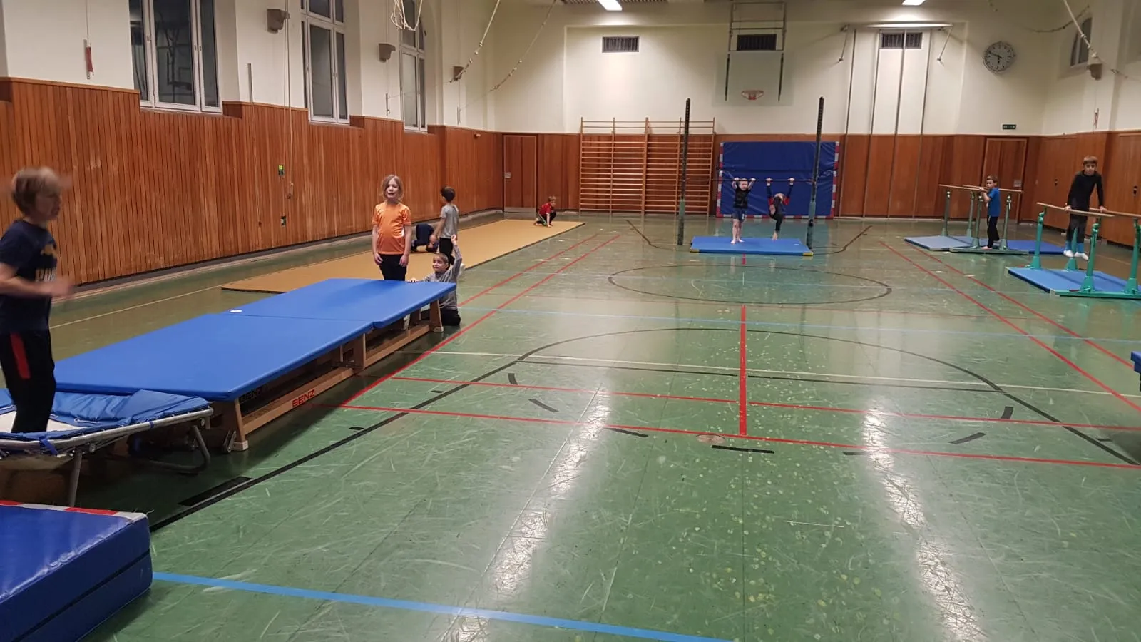 Jungs beim Geräteturnen