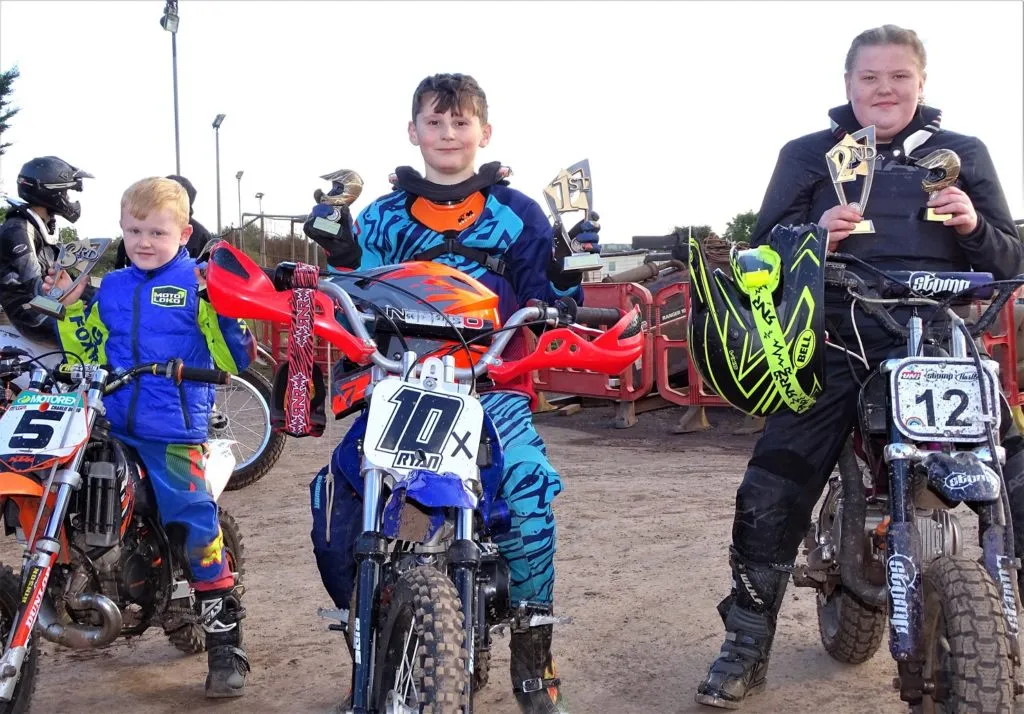 Junior One Sommer Meisterschaft Podium – Charlie Dowd Ryan Ingram Mya Harris