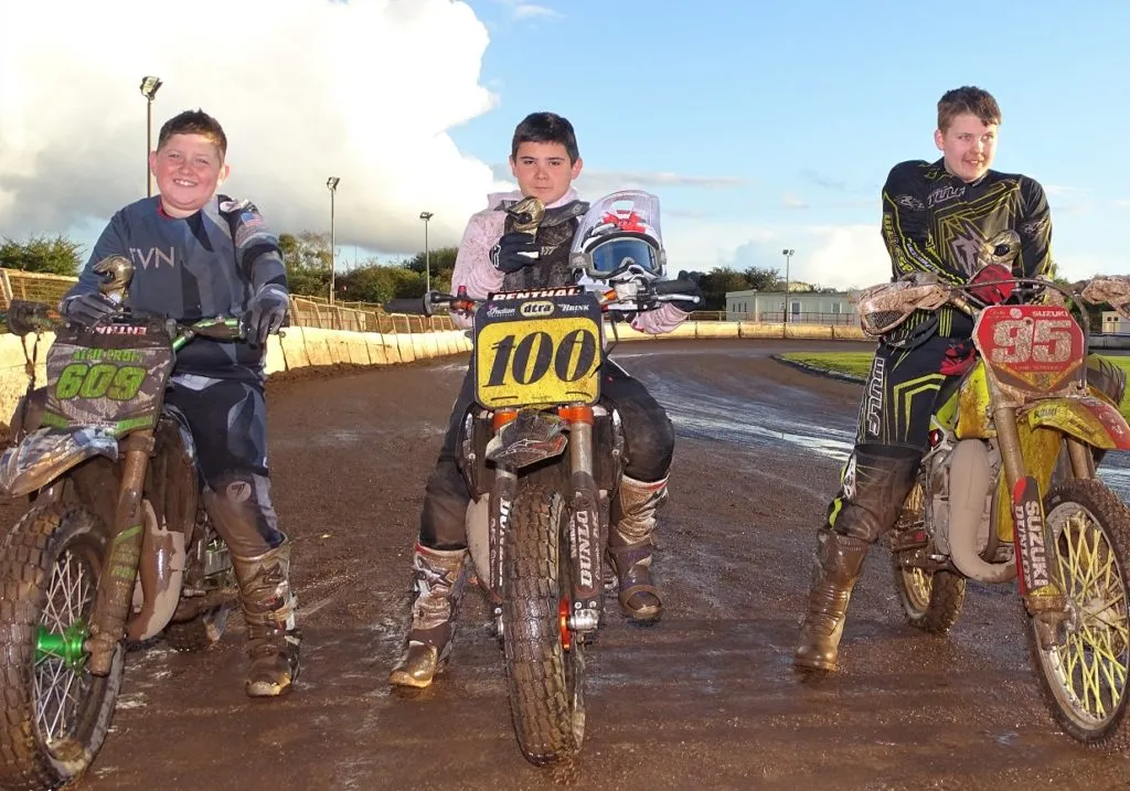 Junior Two Sommer Meisterschaft Podium – Alfie Croft, Wyatt Hopkins, Lane Tildesley