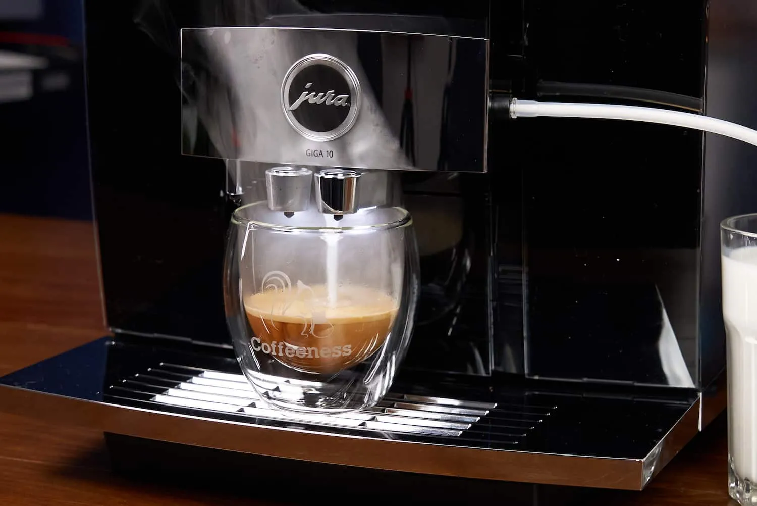 Jura GIGA 10 bereitet Flat White zu