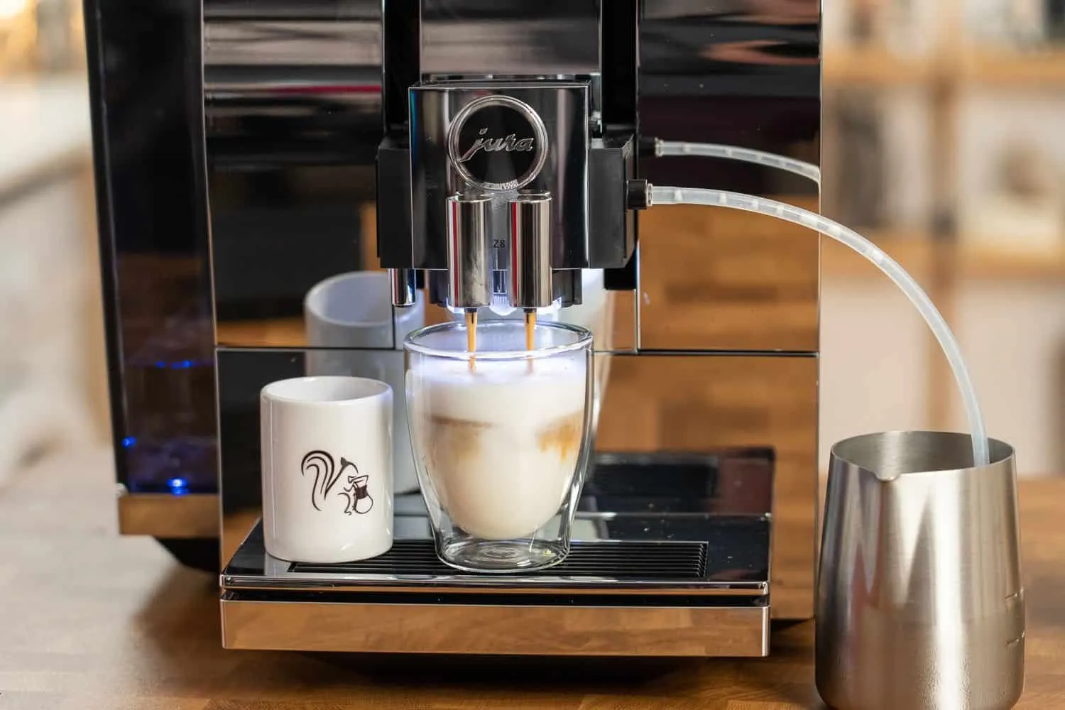 Jura Z8 Kaffeevollautomat macht einen Latte.