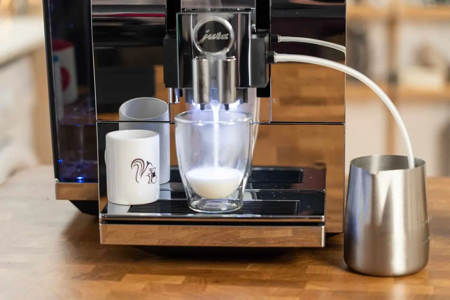 Jura Z8 Kaffeevollautomat macht Milchschaum.