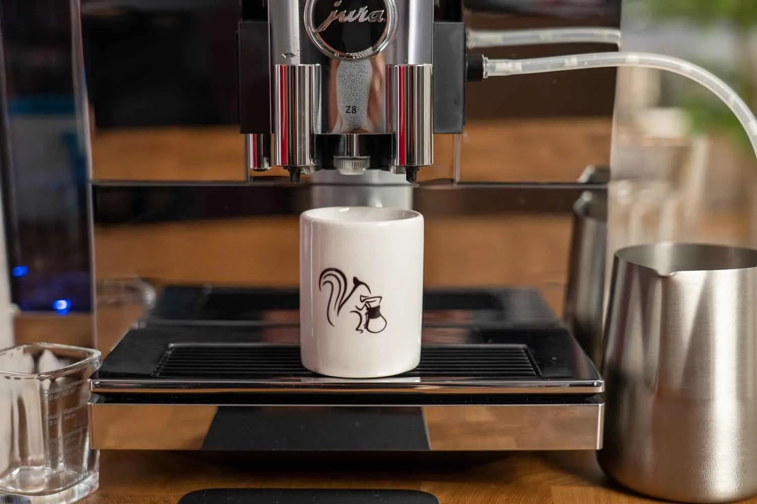 Jura Z8 Kaffeevollautomat mit dem Auslauf für zwei Tassen eingestellt.