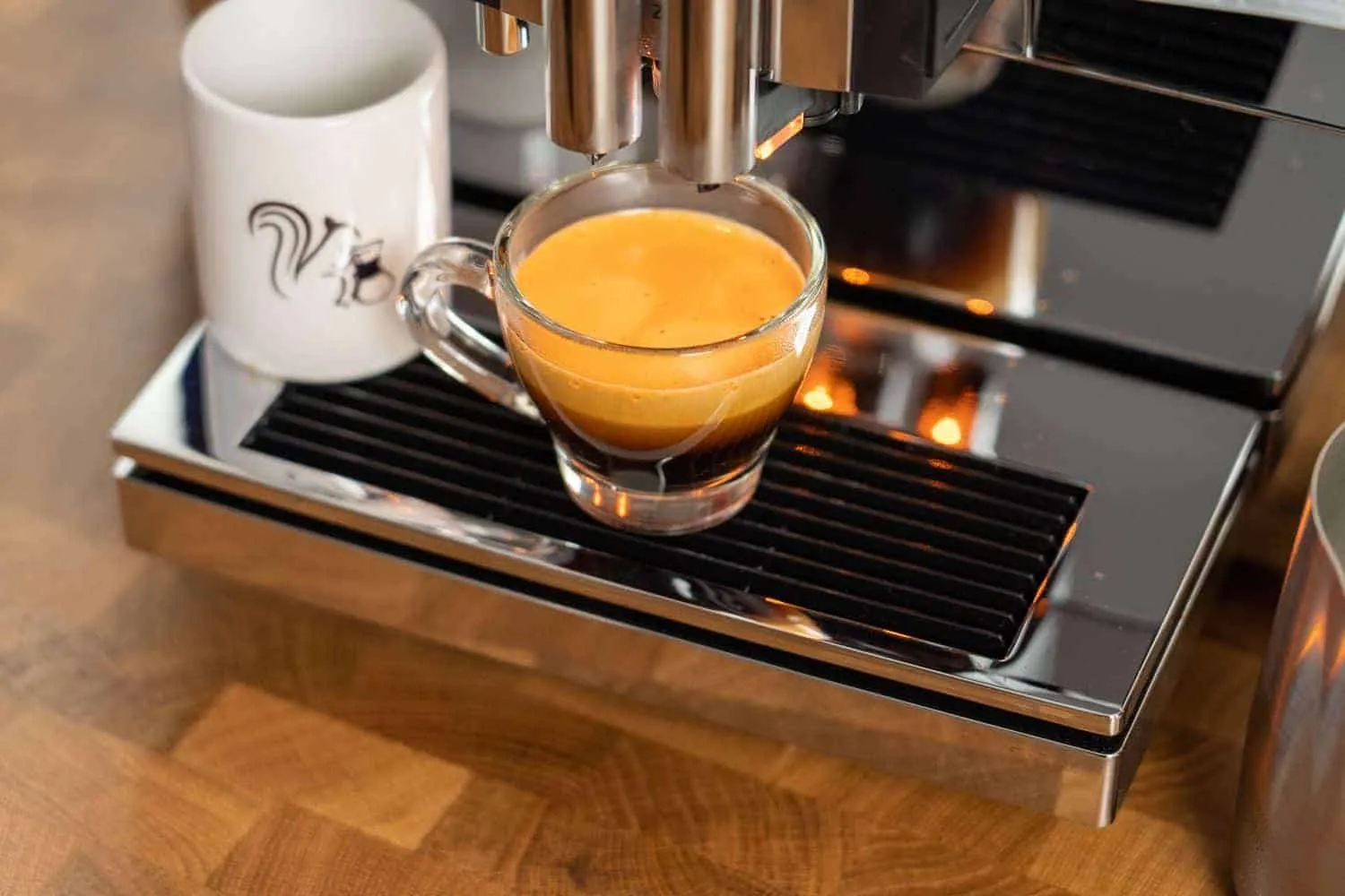 Jura Z8 Kaffeevollautomat mit frisch zubereitetem Espresso.