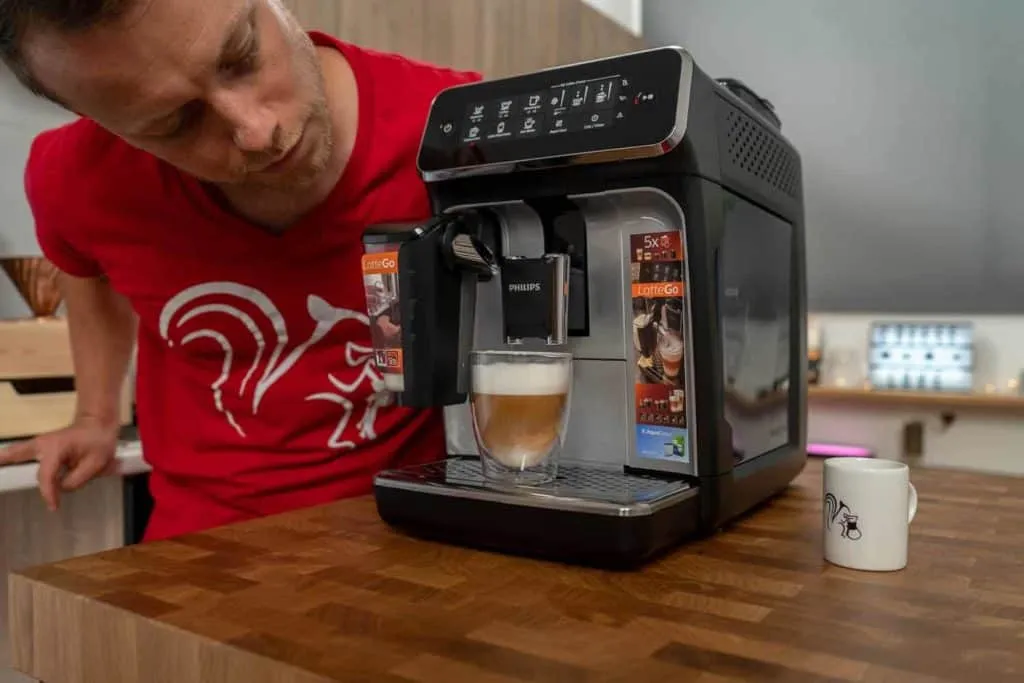 Kaffee-Experte Arne Preuss begutachtet den fertigen Latte Macchiato aus dem Philips Kaffeevollautomat 3200 LatteGo