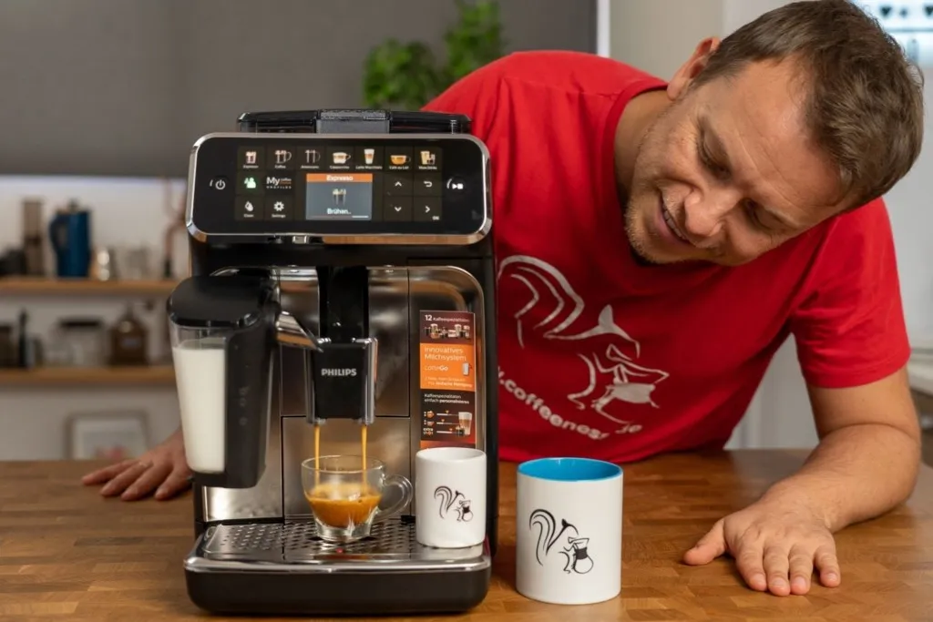Kaffee-Experte Arne Preuss testet den Espressobezug am Philips 5400 LatteGo Kaffeevollautomat
