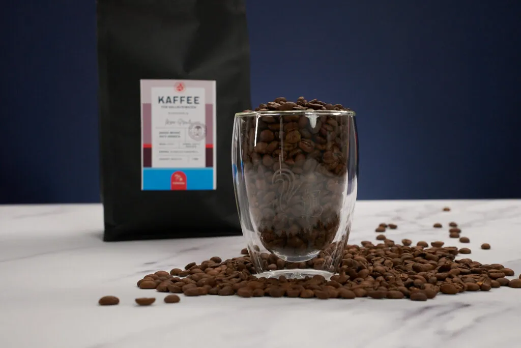 Kaffeebohnen von Coffeeness im Glas für optimalen Filterkaffee