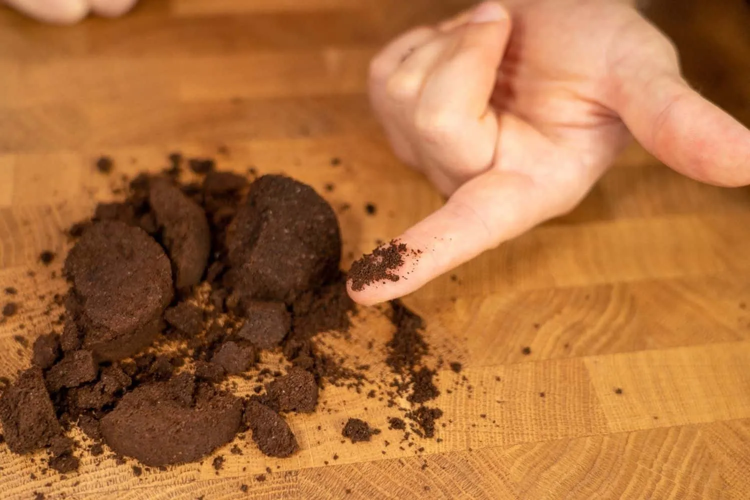 Kaffeesatz im Tresterbehälter eines Krups Kaffeevollautomaten, als Hinweis auf die Reinigung