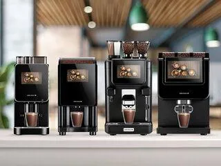 Kaffeevollautomaten nebeneinander mit Kakaogetränk