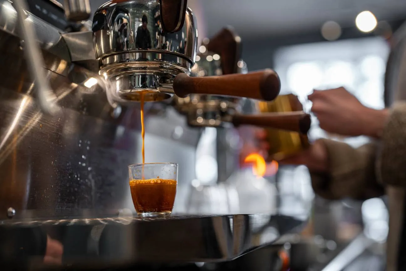 Kaffeezubereitung im Katzen Café