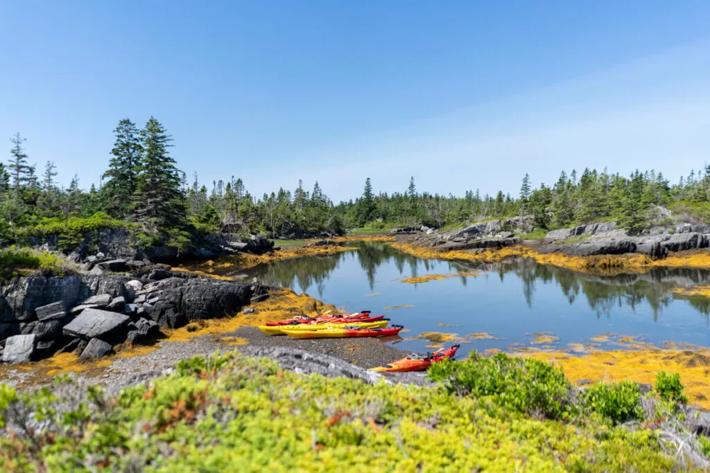 Kajaks in Blue Rocks, Nova Scotia, Kanada
