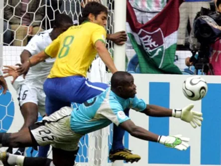 Kaka im Duell mit Ghanas Torhüter Richard Kingson bei der WM 2006, während Brasilien weiterzieht.