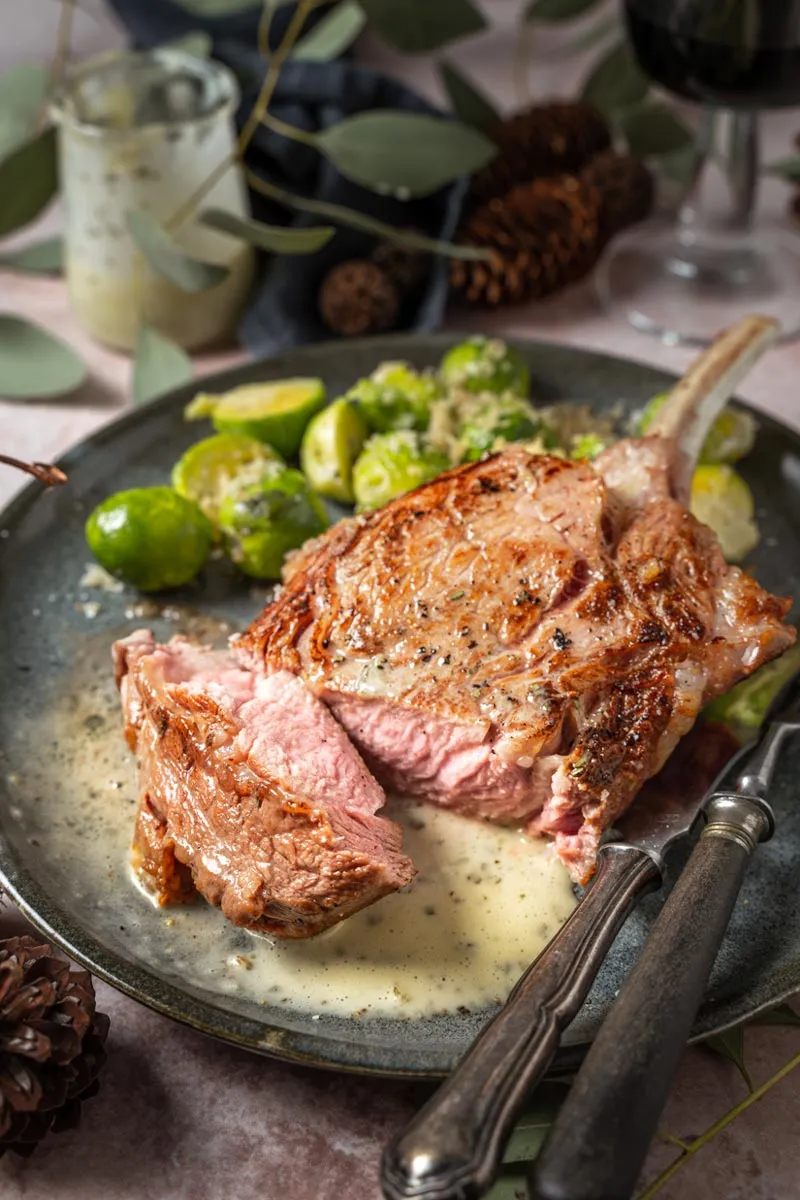 Kalbs-Tomahawk-Steak servierfertig