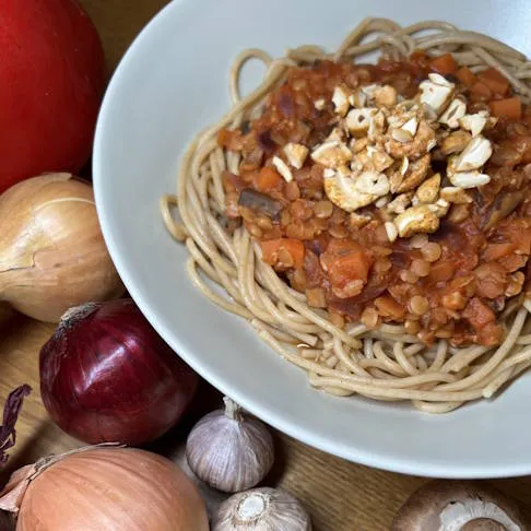 Kalorienarm und hält lange satt: Vegane Bolognese mit Vollkornspaghetti, ein gesundes Arthrose Ernährung Rezept.