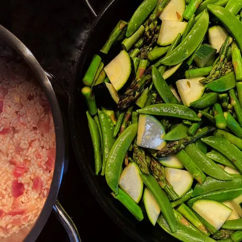 Kalorienarm und reich an Kalzium: Risotto verde, ein leichtes und nährstoffreiches Arthrose Ernährung Rezept.