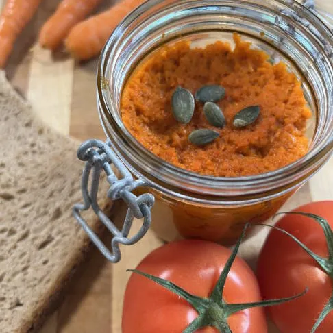 Kalorienarme Alternative zu Dickmachern wie Wurst oder Käse: Möhren-Brotaufstrich, eine gesunde Ergänzung für die Arthrose Ernährung.