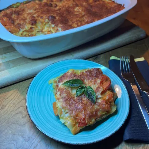 Kalorienärmere Variante zum klassischen Dickmacher: Kürbislasagne, eine schmackhafte Option für eine bewusste Arthrose Ernährung.