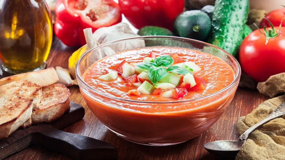Kalte Suppen: Gazpacho mit Zutaten, farbenfroh und frisch, bereit zum Pürieren.