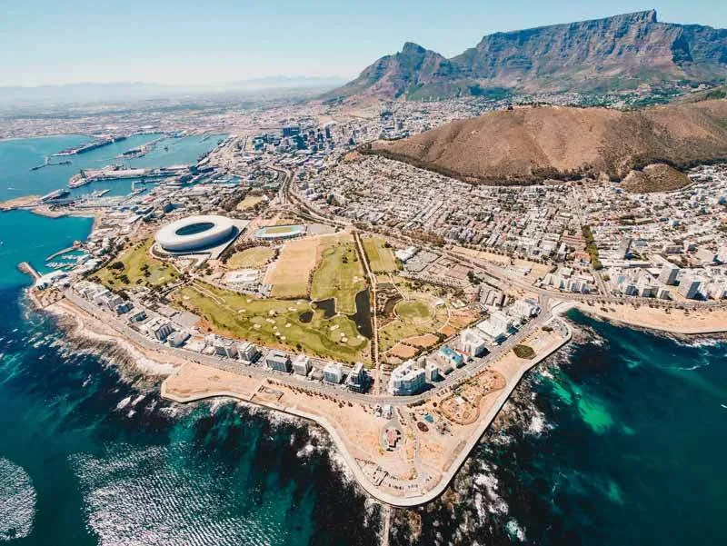 Kapstadt mit dem Tafelberg im Hintergrund und der Küste Südafrikas