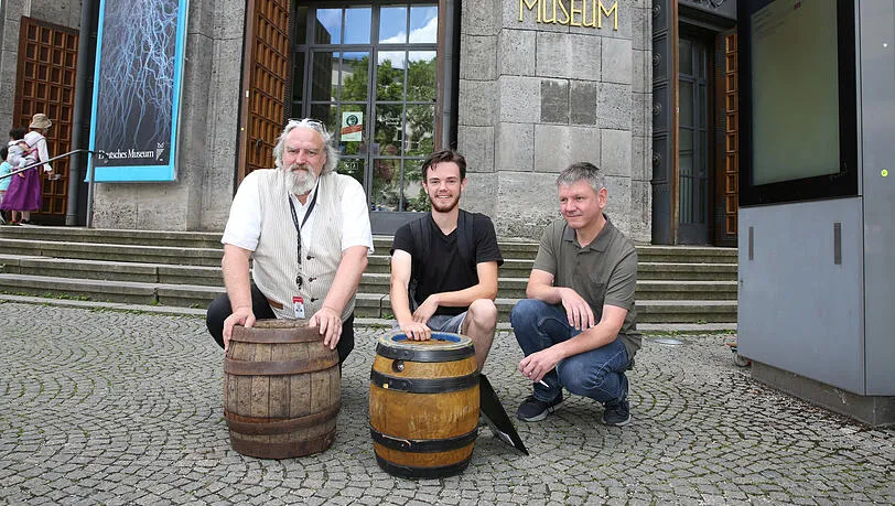 Karl Ravens und Kurator Thomas Röber vom Deutschen Museum präsentieren das gespendete Bierfass.