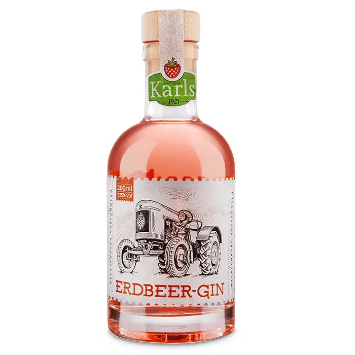 Karls Erdbeer-Gin Flasche mit frischen Erdbeeren