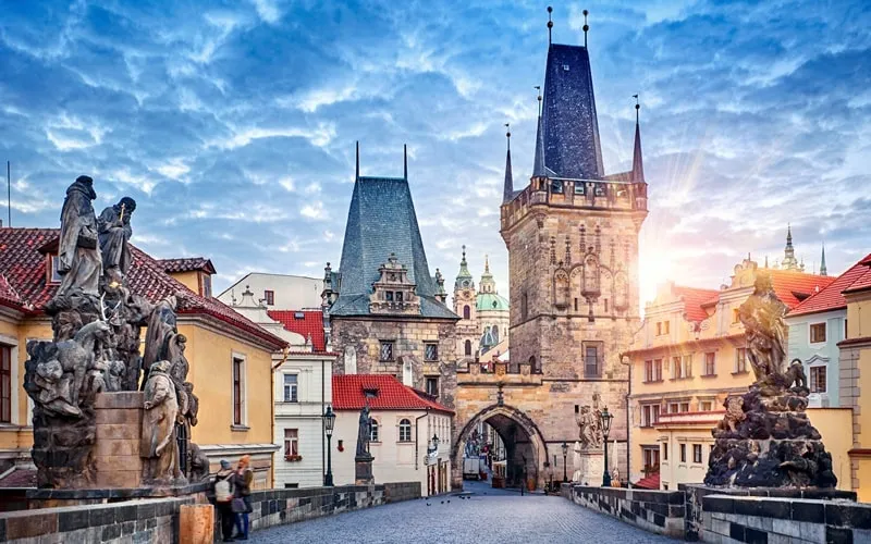 Karlsbrücke und Prager Burg in Prag bei Sonnenuntergang