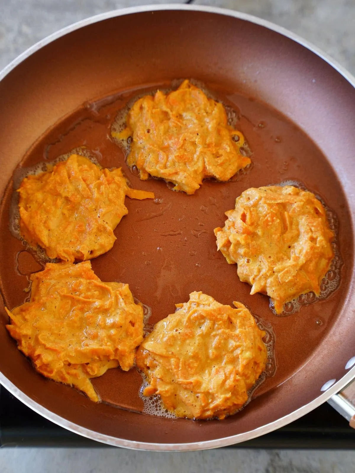 Karotten-Bratlinge braten in der Pfanne