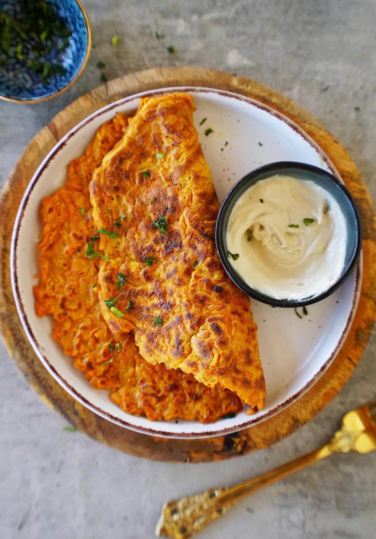 Karotten-Omelette auf Teller von oben