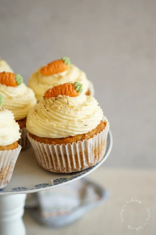 Karottenmuffins auf einem Kuchengitter