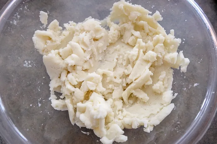 Kartoffelbrei in einer klaren Glasschüssel, perfekt gestampft für den Schupfnudelteig