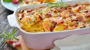 Kartoffelgratin mit Speck und Käse überbacken