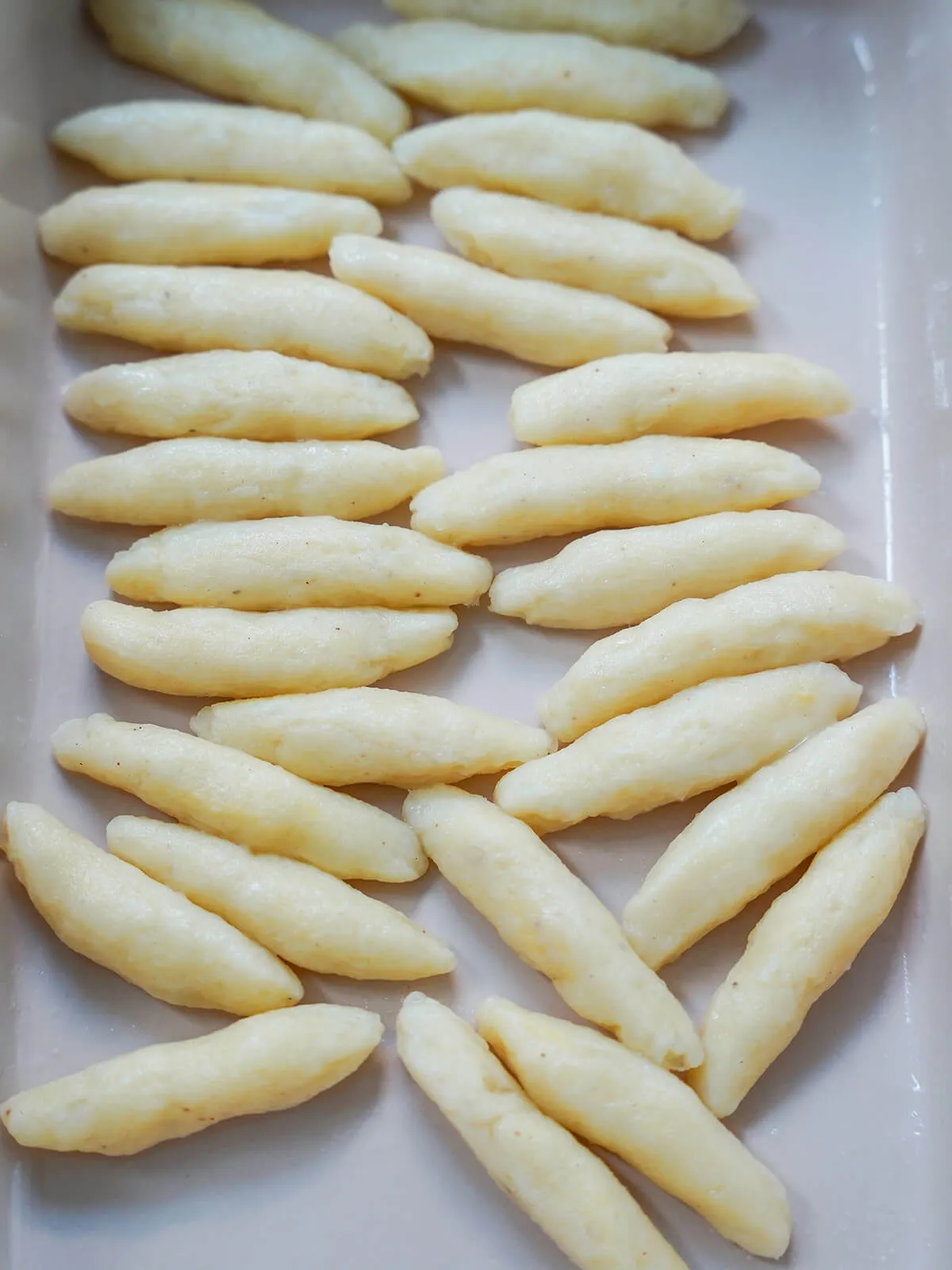 Kartoffelklößchen nach dem ersten Kochgang im Wasser, vor dem Braten