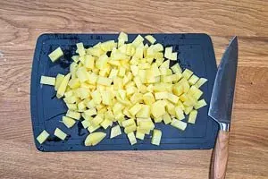 Kartoffeln klein schnippeln.