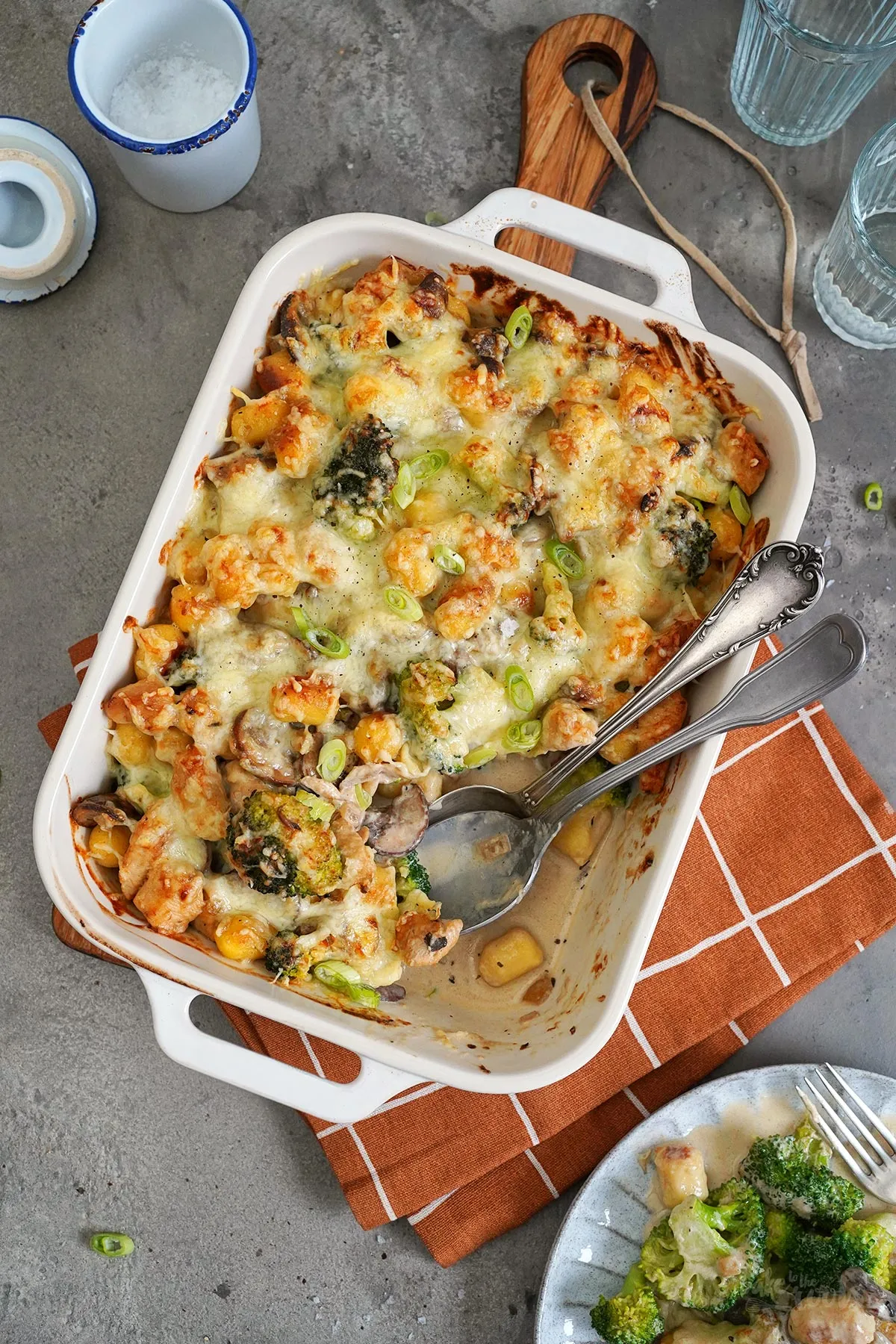 Käse-Brokkoli-Auflauf mit Gnocchi, goldbraun überbacken