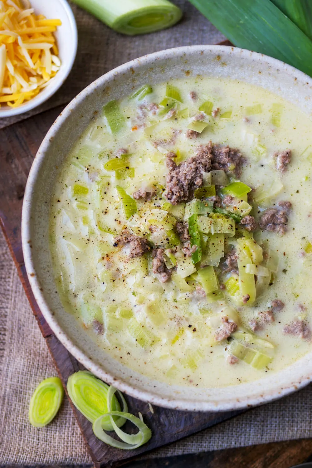 Käse-Lauch-Suppe mit Hackfleisch in der Schüssel
