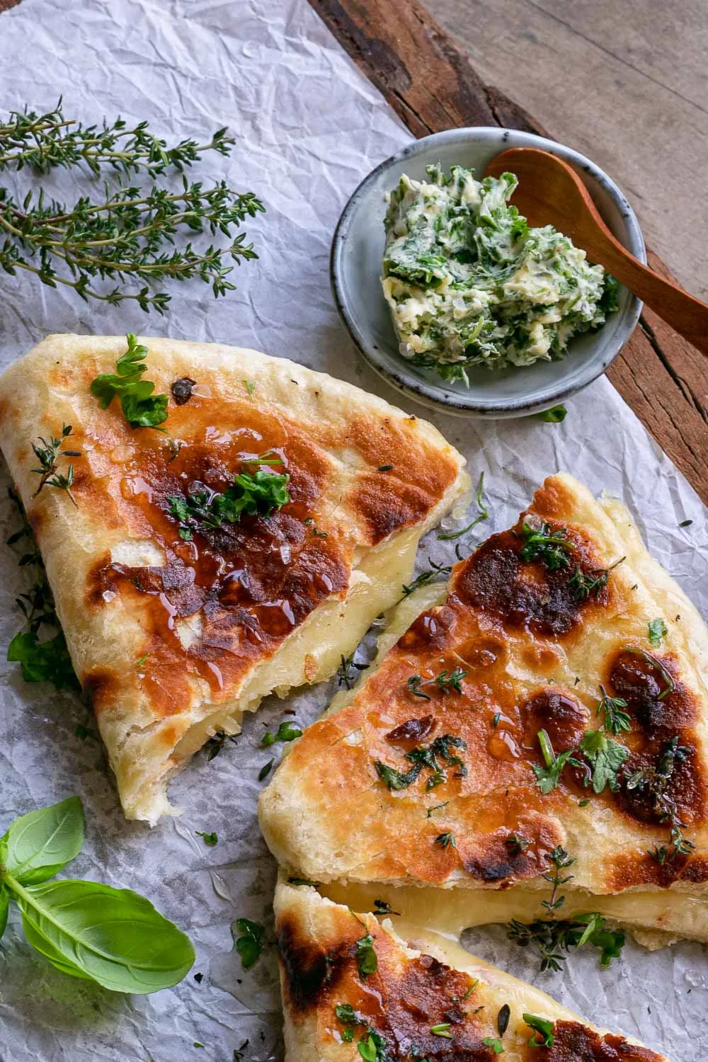 Käse-Naan-Brot appetitlich gefüllt und auf einem Holzbrett serviert